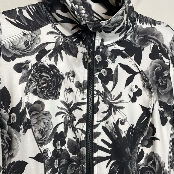 Lululemon | Women’s Nice Asana Jacket in Brisk Bloom Size 6 - Picture 3 of 7